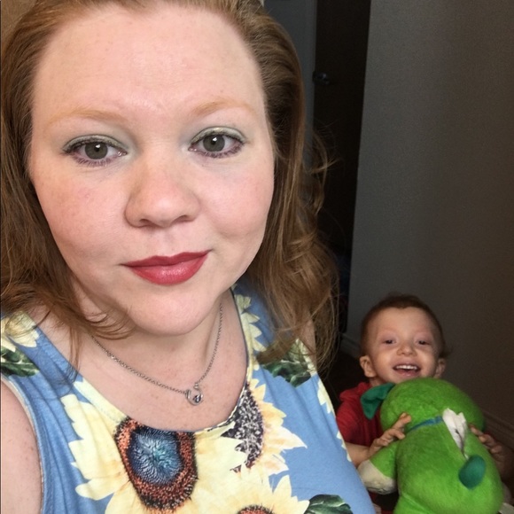 Meet your Posher, Mindy of The Glam Chateau - Picture 3 of 4